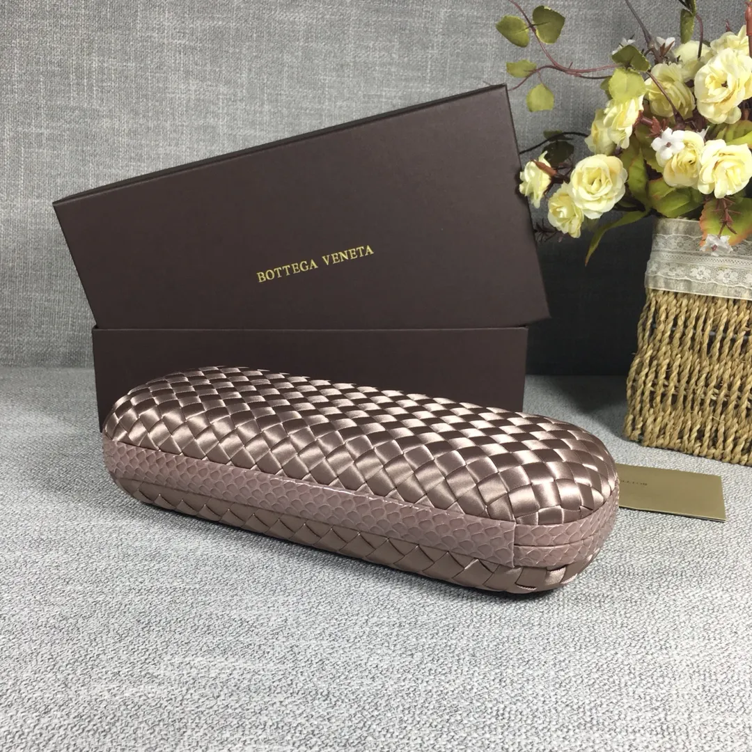 8651 Large Classic Dinner Bag ~~~Snake leather with ribbon ~~~Dense and slippery, not easy to fluff, can hold iPhones of all sizes! Size: 25cm*9.5cm*4cm